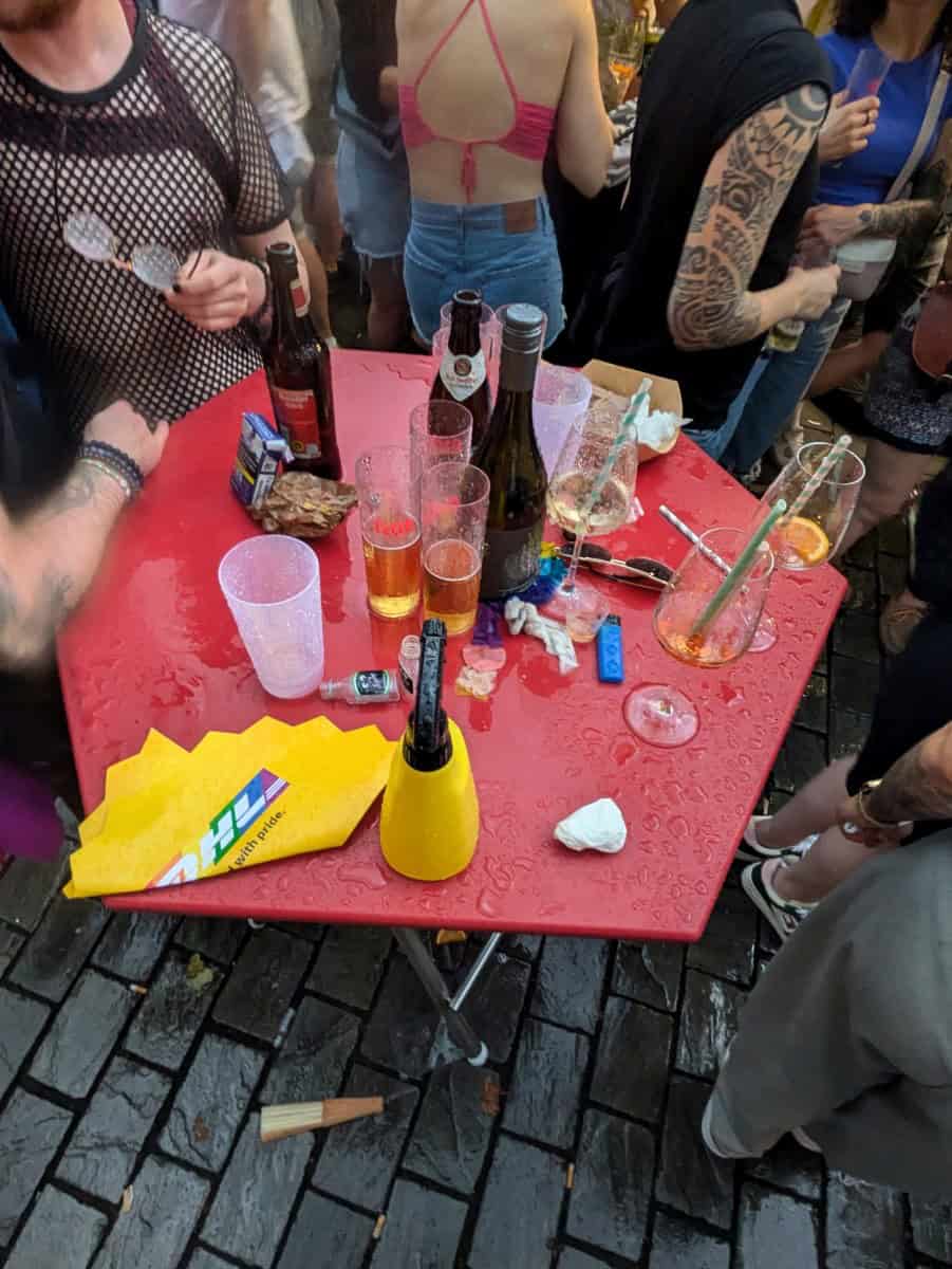 2024-07-20 Köln Heumarkt CSD zu viele Verpackungslösungen Glas Kunststoffe