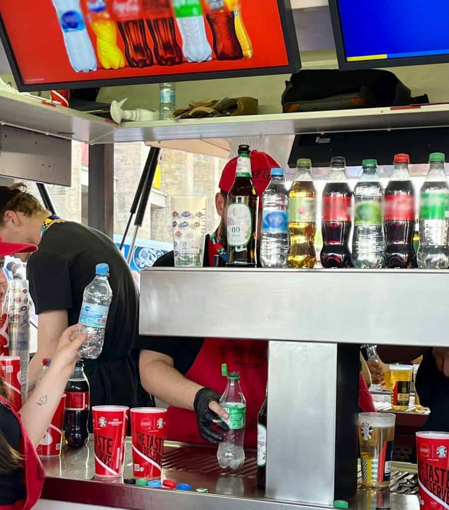 Tatsächlicher Verkauf von Getränken in den Fanzonen