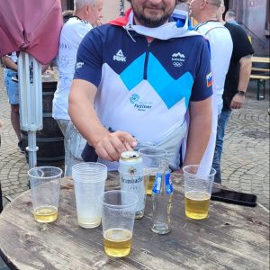 Frankfurt Römerberg Bier im Einwegbecher