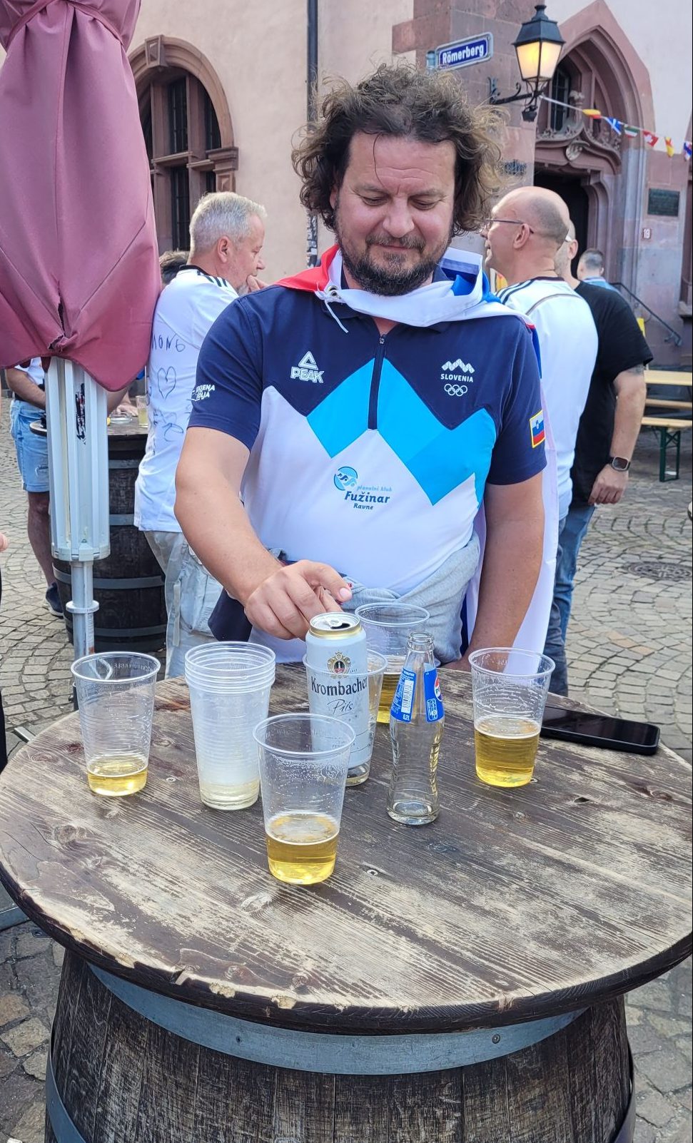 Frankfurt Römerberg Bier im Einwegbecher