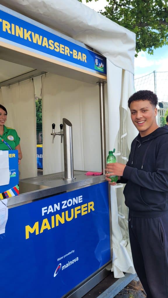 Trinkwasserbrunnen an der Mainufer Fanzone in Frankfurt, EM2024