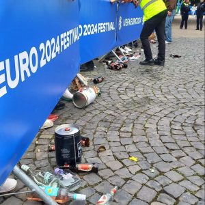 Flaschen am Eingang vom Tanzbrunnen während der EM2024 in Köln
