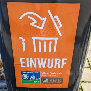 Beschriftung einer Restmülltonne in Köln zur UEFA EM2024