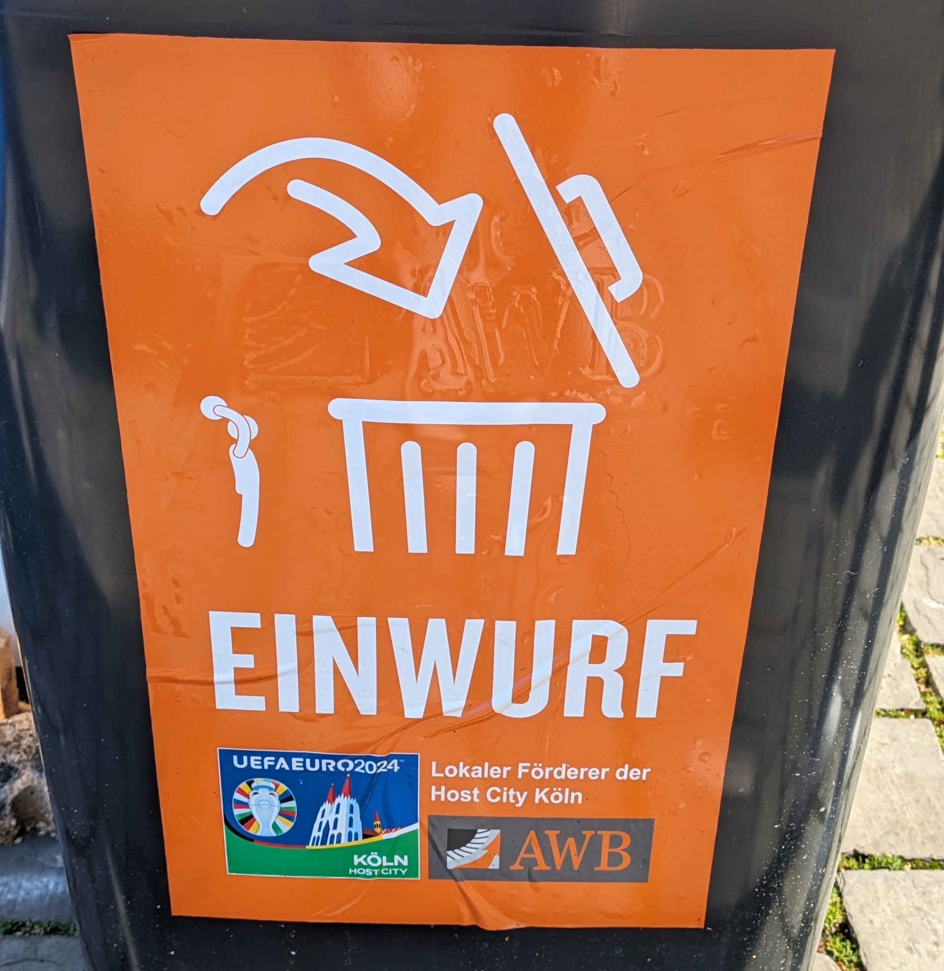 Beschriftung einer Restmülltonne in Köln zur UEFA EM2024