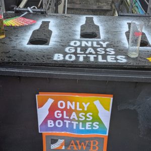 2024-07-20 Koeln Heumarkt CSD Kommunikation Einwurfschaechte Flaschen