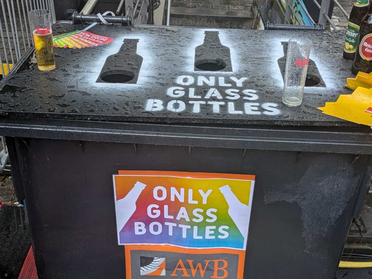 2024-07-20 Koeln Heumarkt CSD Kommunikation Einwurfschaechte Flaschen