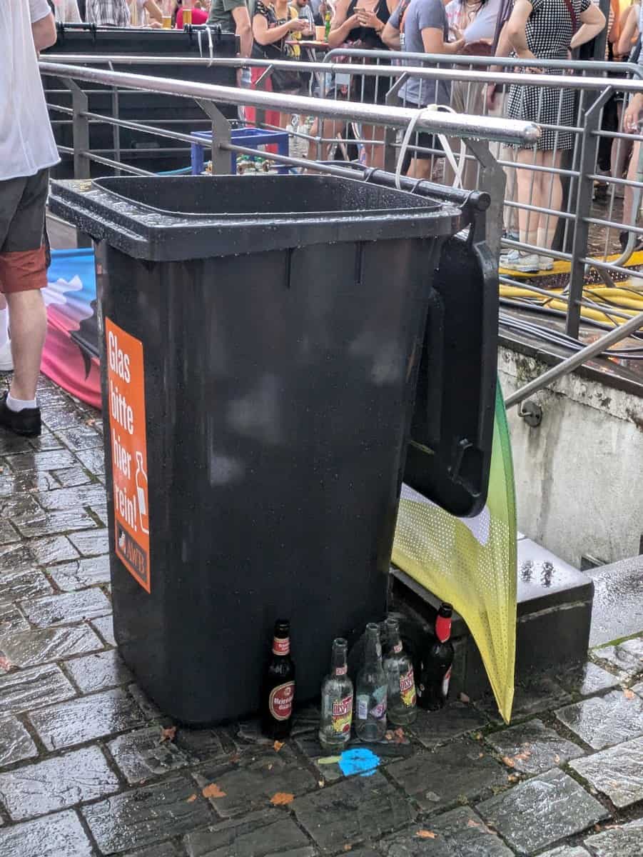 2024-07-20 Koeln Heumarkt CSD Kommunikation Hier Glas einwerfen