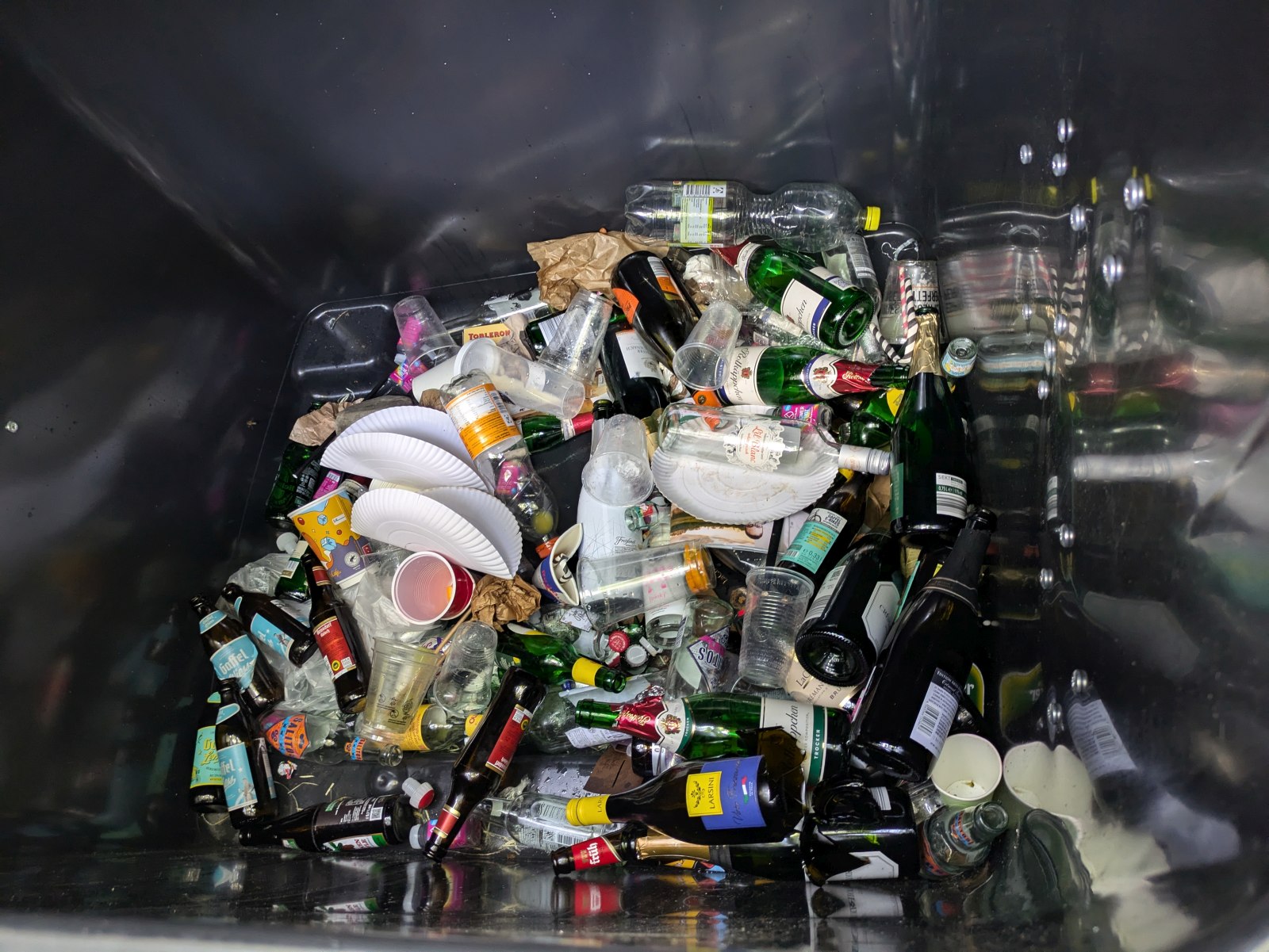 2024-07-21 Köln Hohenzollernring CSD Glas-Restmüll Container Inhalt gemischt