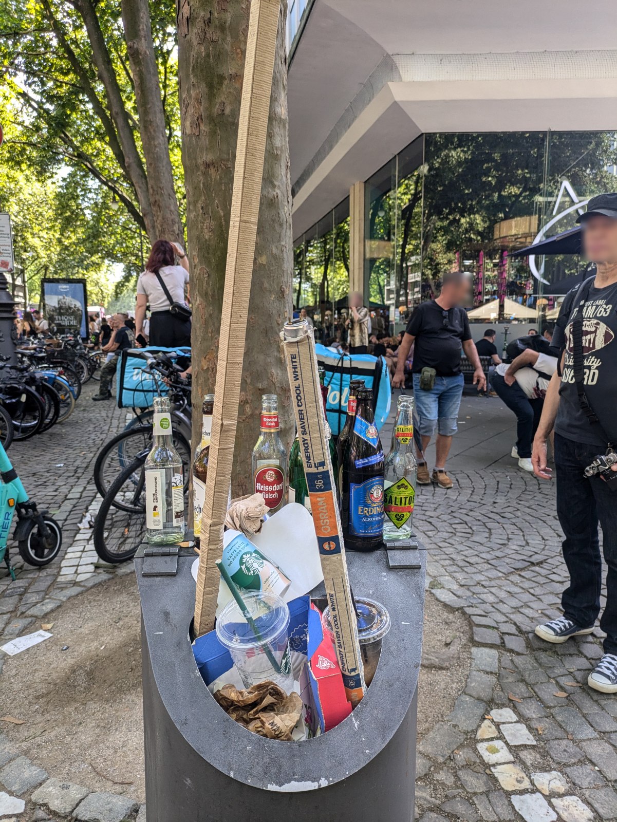 2024-07-21 Köln Hohenzollernring CSD Elektroschrott WEEE Leuchtstoffröhre im AWB Papierkorb entsorgt statt im Recyclinghof