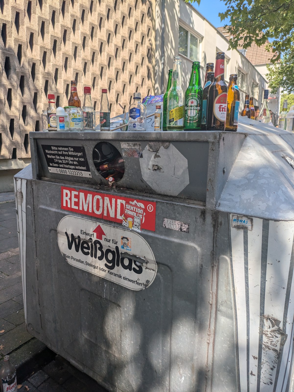 2024-07-21 Köln Hohenzollernring CSD Glascontainer Remondis voll stattdessen oben abgestellt.