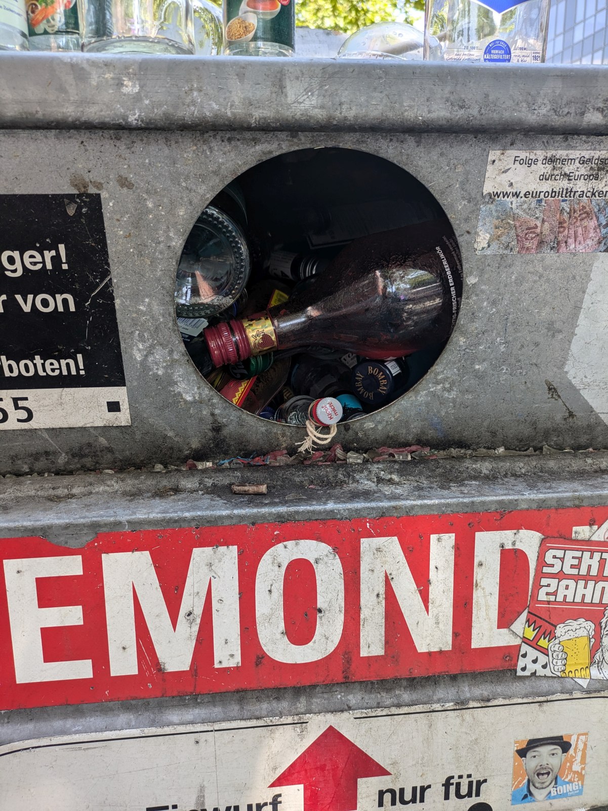 2024-07-21 Köln Hohenzollernring CSD Altglascontainer Remondis voll