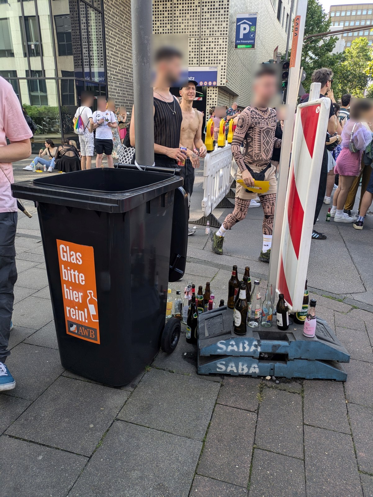 2024-07-21 Köln Magnusstr CSD Glas neben Container abgestellt