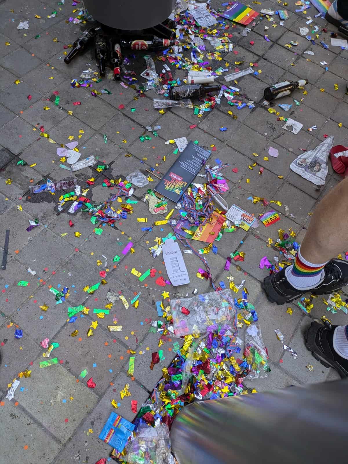 2024-07-21 Köln Schildergasse CSD Konfetti