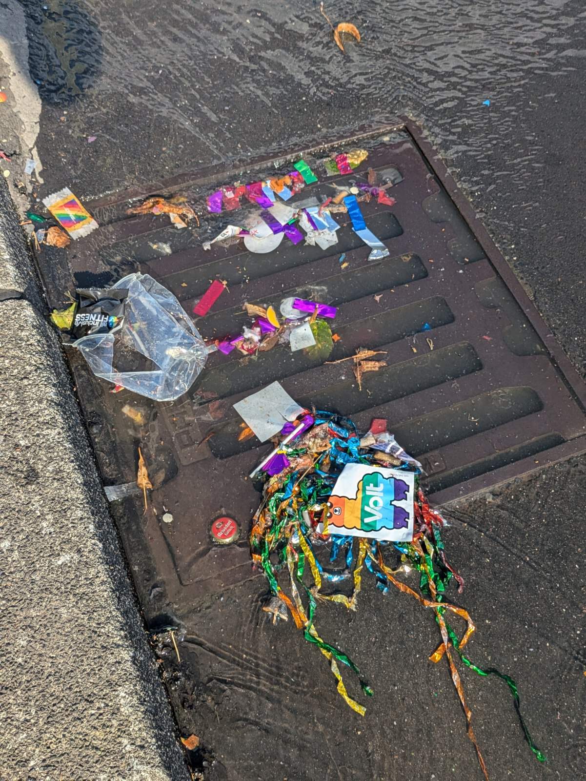 2024-07-21 Köln Heumarkt CSD Konfetti im Abwasser vermeiden