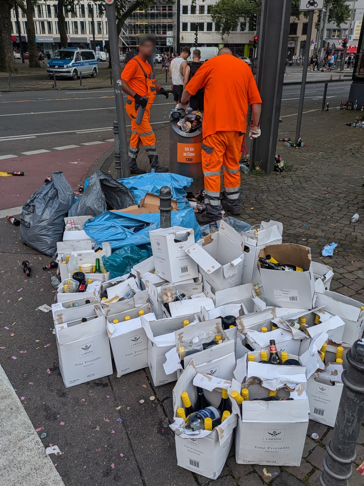 2024-07-21 Köln Neumarkt CSD Glasansammlungen von Gastrobetrieben kostenlos durch die AWB mitentsorgt