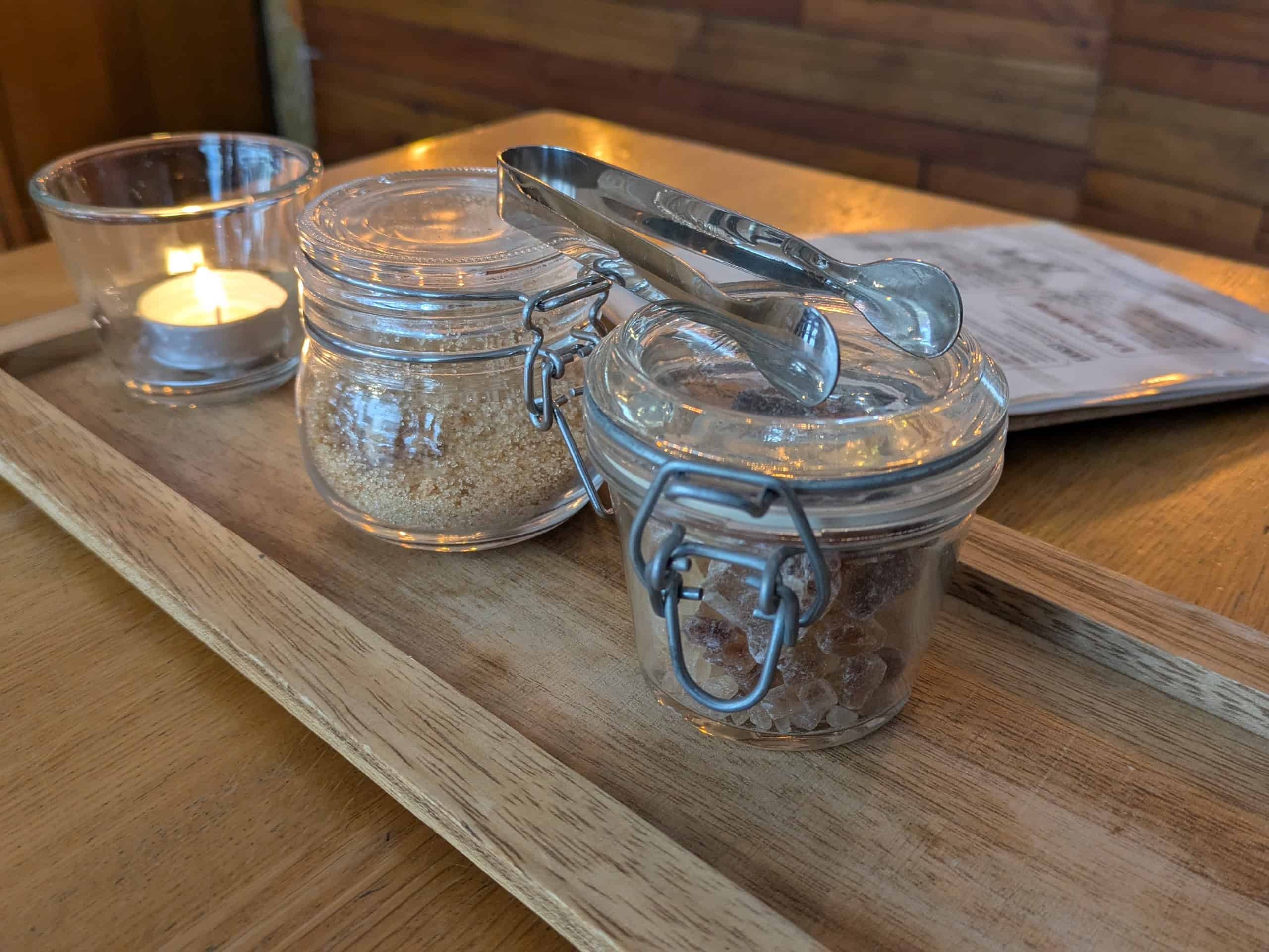Plastikfreie Zuckerdosen im Café Gloria, Köln