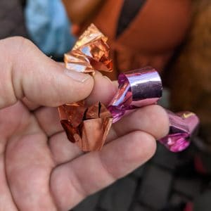 Plastikkonfetti auf dem Kölner Rosenmontagszug 2025
