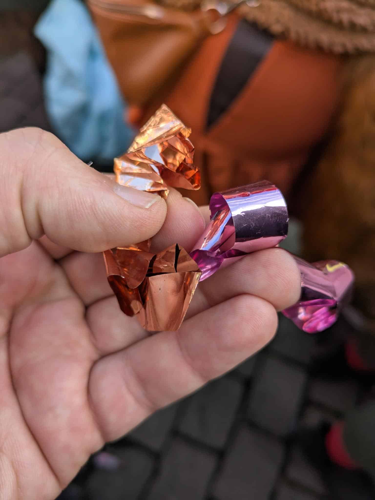Plastikkonfetti auf dem Kölner Rosenmontagszug 2025