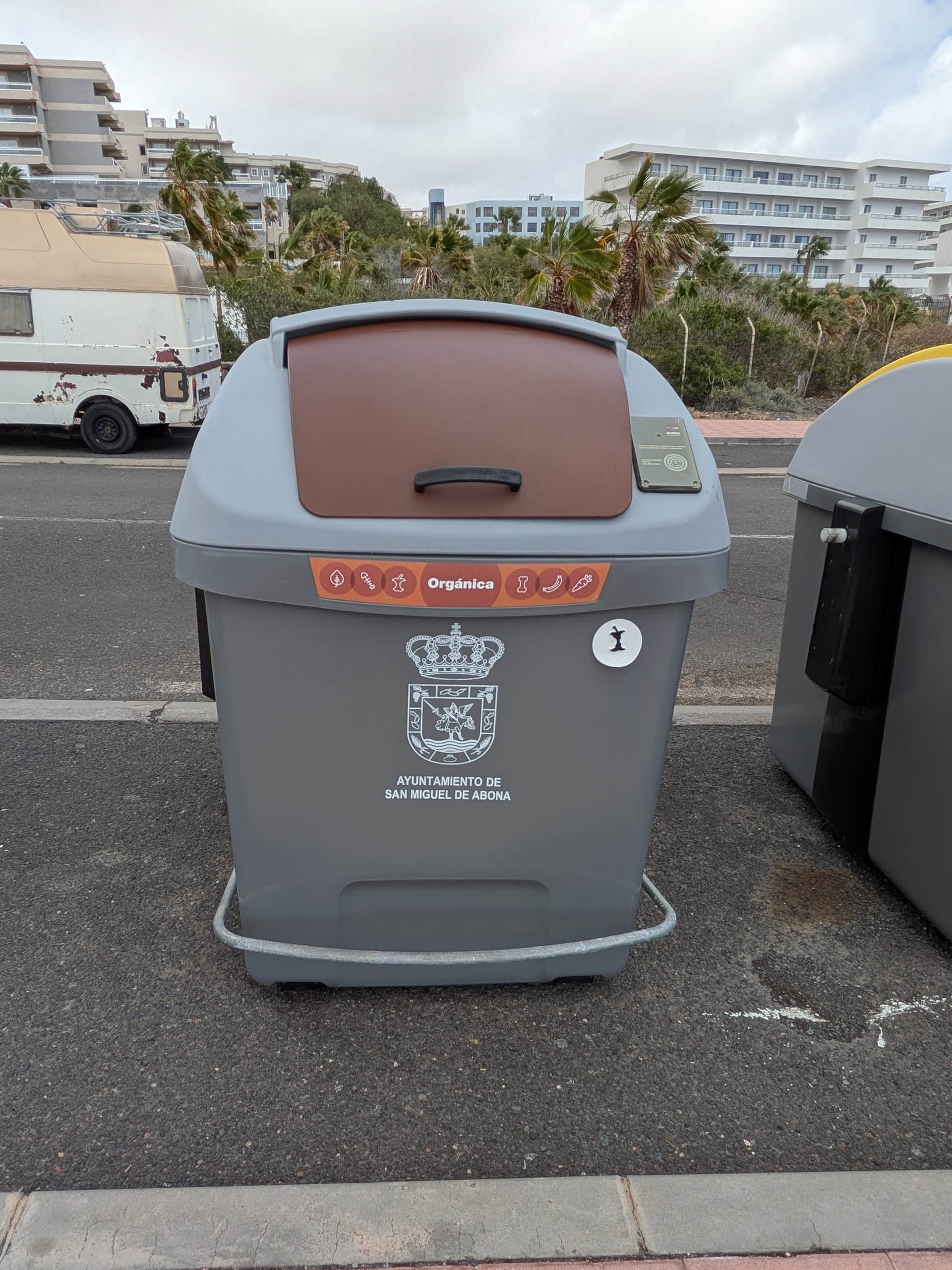 Sammlung organischer Abfälle (Biomüll) im öffentlichen Raum auf Teneriffa, Spanien 2026